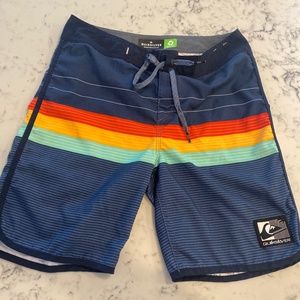 Quicksilver Men’s/ boys board shorts size 28
